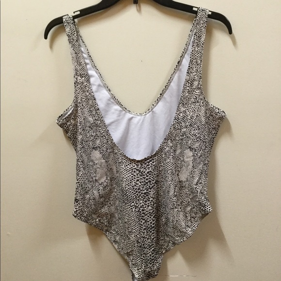Boohoo one piece snakeskin bathing suit - Picture 2 of 3